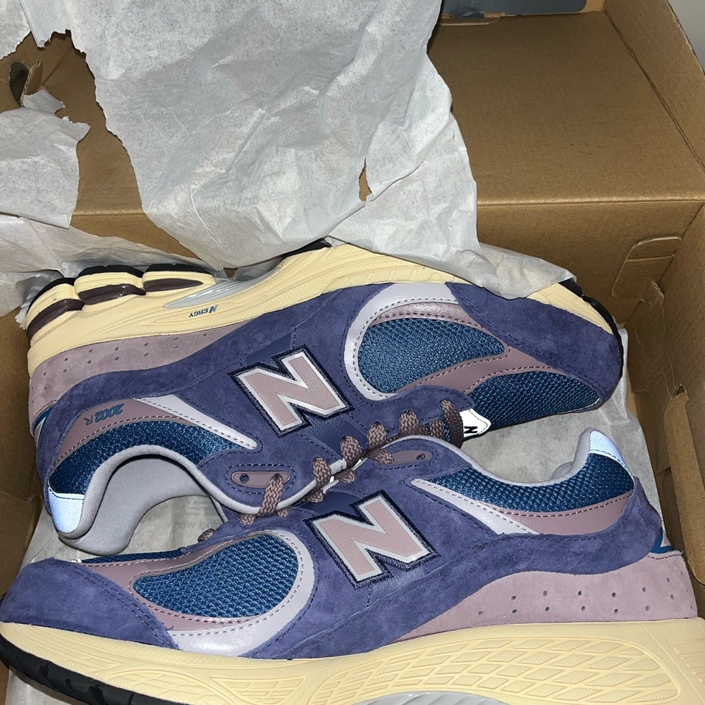 New Balance 2002R - Picture 2 of 4